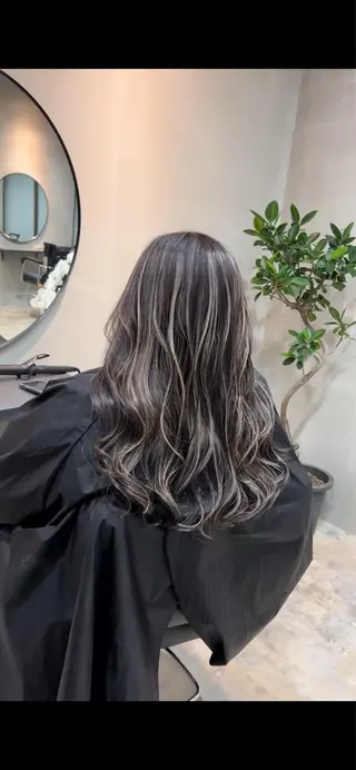 ロング カラー リサ tonieのヘアスタイル
