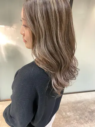 セミロング カラー ハイライトが 得意なニキです😊のヘアスタイル