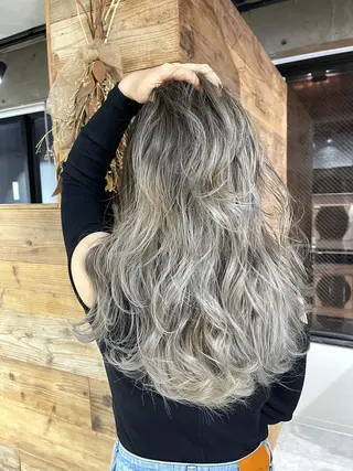 ロング カラー 白髪ぼかしハイライト バレイヤージュヤマトのヘアスタイル