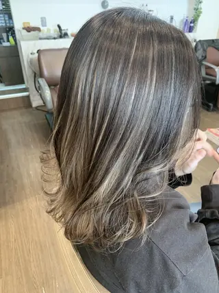 カラー セミロング coupe ciseauxのヘアスタイル