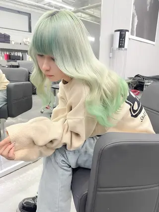 セミロング 紺エクステ デザインカラーのヘアスタイル
