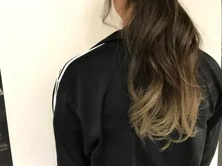 ロング カラー 伊藤 陽のヘアスタイル