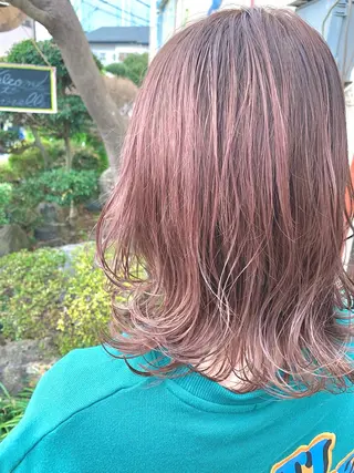 ミディアム 岸田 梓武生のヘアスタイル