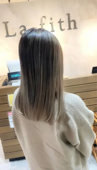 セミロング カラー リサ tonieのヘアスタイル