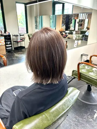 ミディアム カラー 岡村 莉穂のヘアスタイル