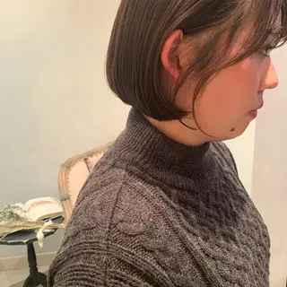 ミディアム SAKINO． ベージュカラーのヘアスタイル