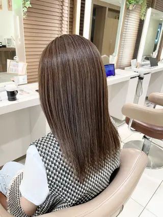 ミディアム 清藤綾/脱白髪染め 白髪ぼかしハイライトのヘアスタイル