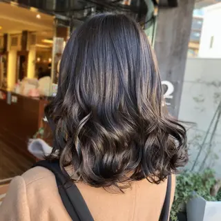 ミディアム カラー 山崎 絵莉香のヘアスタイル