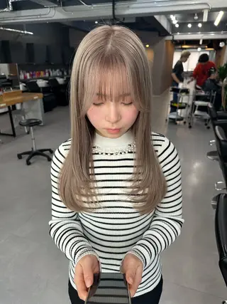 ロング kira/ブリーチ/ ハイトーン/烏丸のヘアスタイル