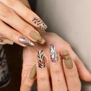 ネイル Queens 榊 まおのネイルデザイン