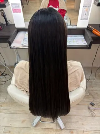 ロング ルプラボウ　岡田 莉音のヘアスタイル