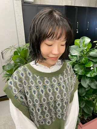 ミディアム MIFA レイヤー／パーマのヘアスタイル