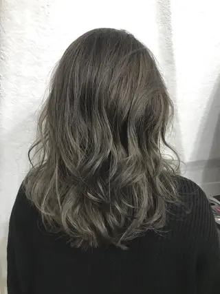 ミディアム カラー ヘアアレンジ 白髪ぼかしハイライト バレイヤージュヤマトのヘアスタイル