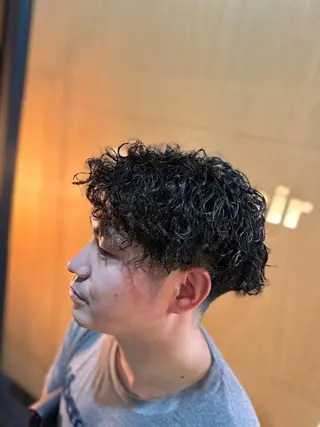ショート パーマ フェードとパーマ特化 小池 魔裟斗のヘアスタイル