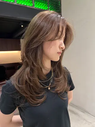 セミロング DEAN ISLA 大人レイヤーカットのヘアスタイル