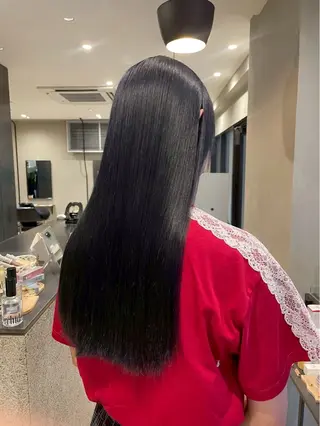 ロング 紅/透明感カラー /ハイトーン/カットのヘアスタイル