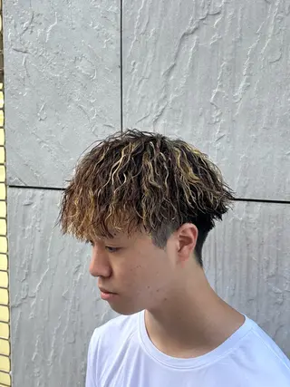 パーマ メンズハイトーン 北斗💍レイヤーのヘアスタイル
