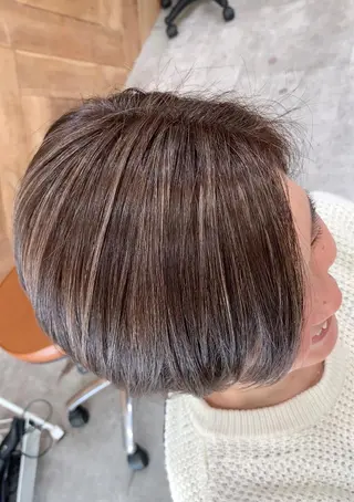 ショート カラー リサ tonieのヘアスタイル
