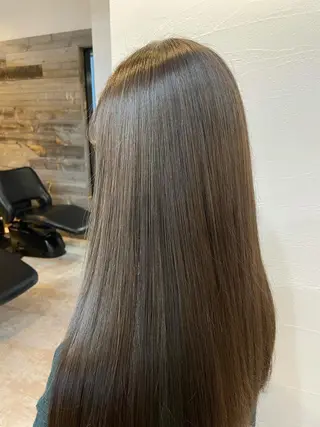 ロング ブリーチなしベージュ カラー佐藤華厘のヘアスタイル