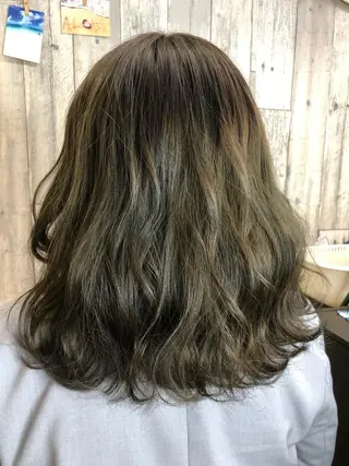 セミロング カラー 吉野 瑳桜のヘアスタイル