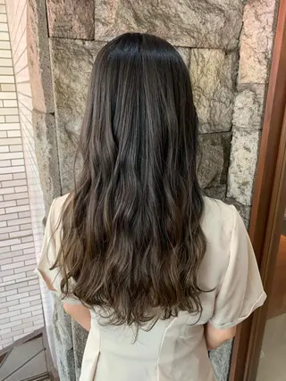 ロング カラー 蓮見  友里のヘアスタイル