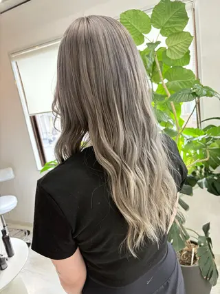 ロング カラー HOWL所属・小山 明菜のヘアスタイル