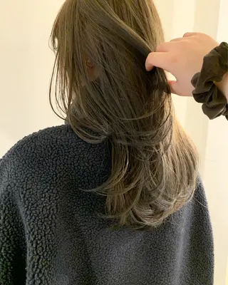 セミロング カラー 落合希 Olivebeigeのヘアスタイル