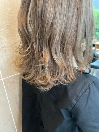 セミロング ブリーチなしベージュ カラー佐藤華厘のヘアスタイル