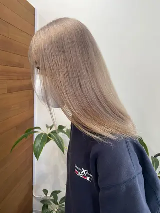 ロング カラー ミルクティー× グレージュMOMOのヘアスタイル