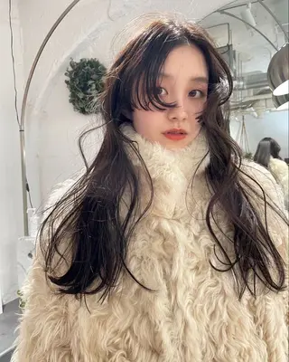 ロング カラー サキ🤍ハイトーン 🩰くびれ巻きヘアのヘアスタイル