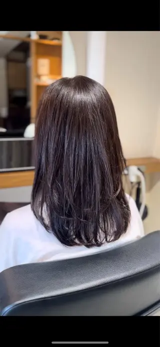 ミディアム 塩川ももこ/ 自然な縮毛矯正のヘアスタイル
