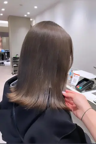 セミロング カラー サキ🤍ハイトーン 🩰くびれ巻きヘアのヘアスタイル