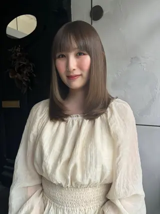 ミディアム カラー comeghead 琴音のヘアスタイル