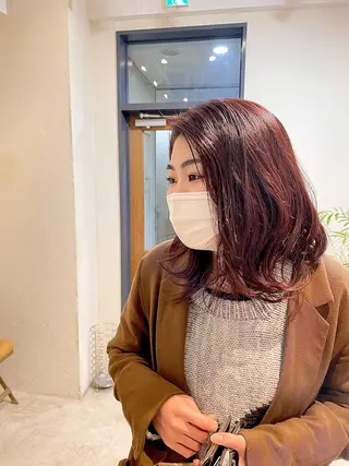 ミディアム カラー Takanishi くすみベージュカラーのヘアスタイル