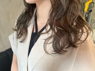 セミロング カラー ハイライト/白髪ぼか し/臼田さりな🌹のヘアスタイル