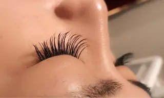 マツエク・マツパ UMEDA FIGAROのヘアスタイル
