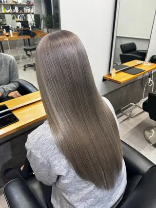 ロング カラー ミルクティーカラー グレージュ　高山慧輔のヘアスタイル