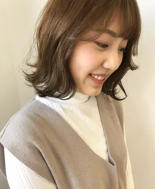 ミディアム カラー 岩田 萌那のヘアスタイル