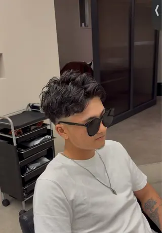 パーマ メンズ 海瑠万／メンズパーマ ／ブリーチ／フェードのヘアスタイル