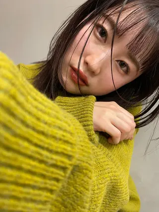 ミディアム 顔まわりレイヤー デザインカットのヘアスタイル