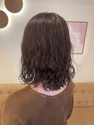 ミディアム 市原亮/塩釜口/ ツイスパ/波巻きのヘアスタイル