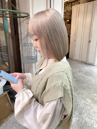 ショート カラー 柔らかベージュ 🤎YUKAのヘアスタイル