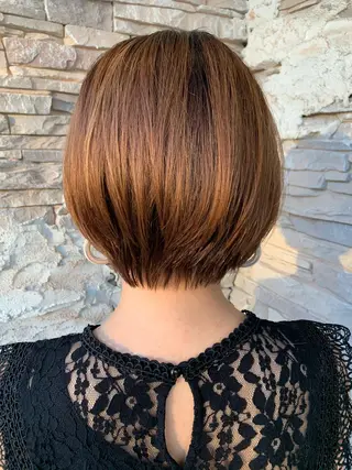 ショート 保野加/トレンドボブ 透明感爆発カラーのヘアスタイル