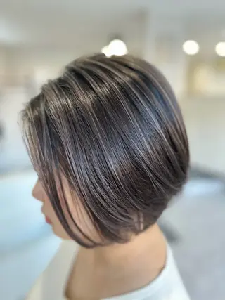 ショート 白髪ぼかしモデル 募集中ヒキマカイトのヘアスタイル