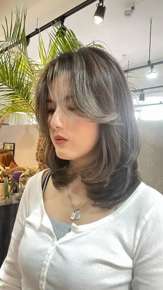 ミディアム Merlyosaka 早川未来のヘアスタイル