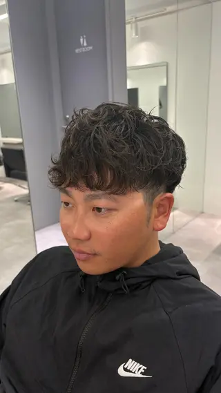 ミディアム パーマ メンズ 高橋 周のヘアスタイル