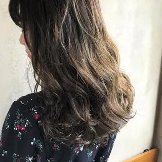 ロング カラー ツキノキ ミナのヘアスタイル