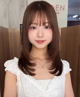 ミディアム レイヤー・カット モデル・透明感カラーのヘアスタイル