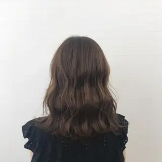 ミディアム カラー オリーブ/アッシュ やわらか透明感カラーのヘアスタイル