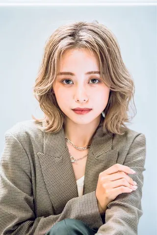 ミディアム ツヤ感カラーレイヤー カット川野莉空のヘアスタイル